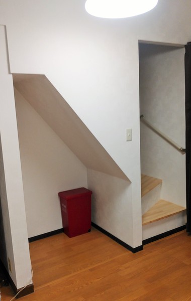 クローゼット内に階段を新設しました。