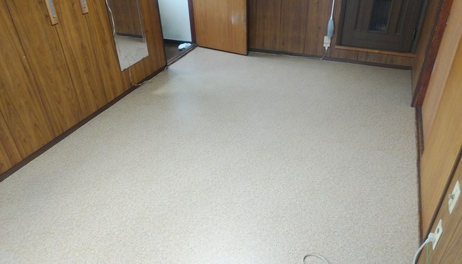 2階洋室：階の床のクッションフロアを張替えました。サンゲツHフロアコンパクト　HM-6075を採用しました。ウッドシリーズのコルクの床材です。