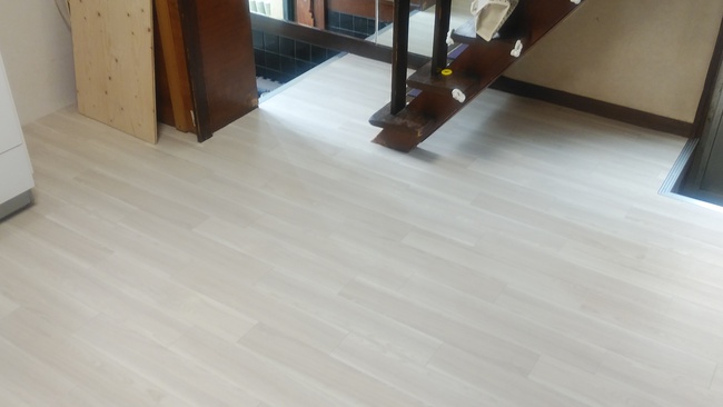キッチン：床の下地補強をしクッションフロアを張替えました。古さを感じさせる床からHM-6009ベージュ系の木目をご選定になり、清潔感のある木目で適度なナチュラル感とすっきりとした空間に仕上がりました。