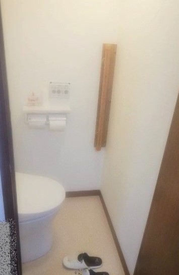 トイレに縦型手すりL800を設置しました。