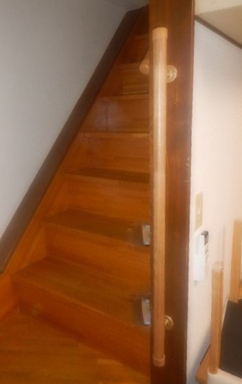階段縦型手すりL1000を設置しました。
